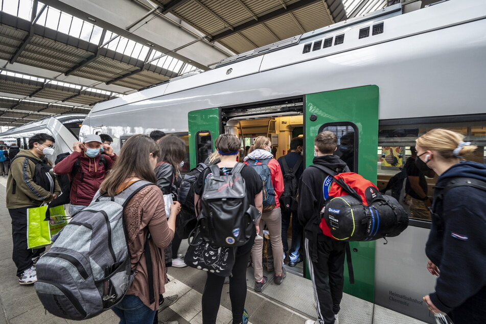 Auch der RE 3 nach Dresden war am Samstagvormittag gut gefüllt. Jedoch kann hier Linienbetreiber MRB in Stoßzeiten aushelfen.