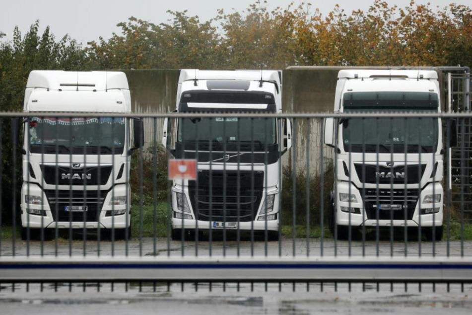 Lkw stehen auf dem Betriebsgelände des Fleischverarbeiters Blömer Fleisch. Auch sie werden in den nächsten zwei Wochen nicht zum Einsatz kommen.