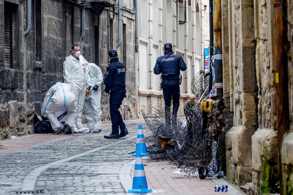 Beamte der spanischen Nationalpolizei am Tatort.
