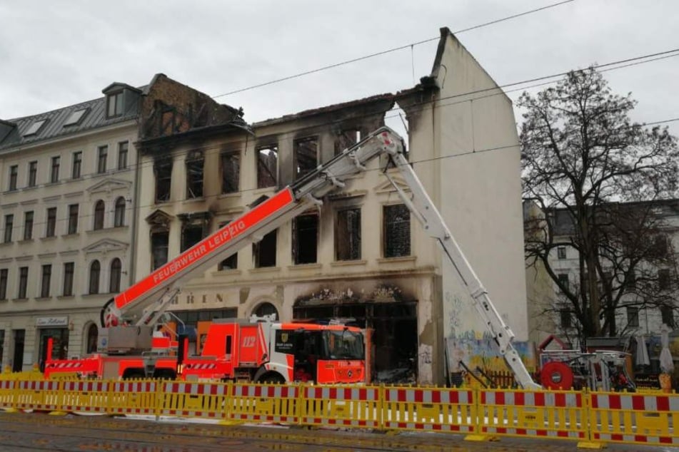 Das Gebäude brannte im Inneren komplett aus. Die Giebelfassade weißt starke Risse auf, sodass ein Absturz auf die freistehende Fläche samt Imbiss daneben droht.