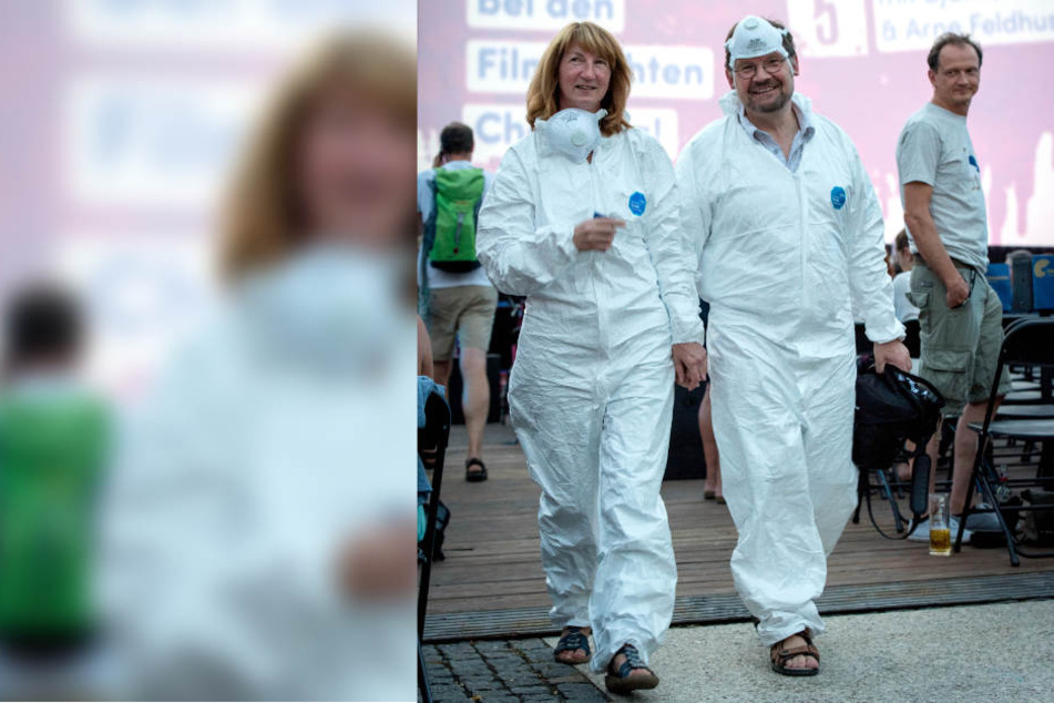 Fielen in kompletter Spurensicherungs-Montur auf: Gästeführerin Grit Linke (56) und vor allem ihr Mann Ralph-Peter Wilde (59) sind bekennende Fans.
