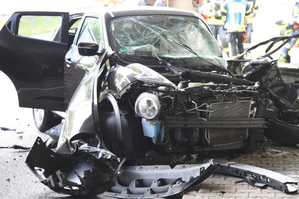 Der Pkw prallte nach der Kollision mit dem Lkw in die Wand der Unterführung.