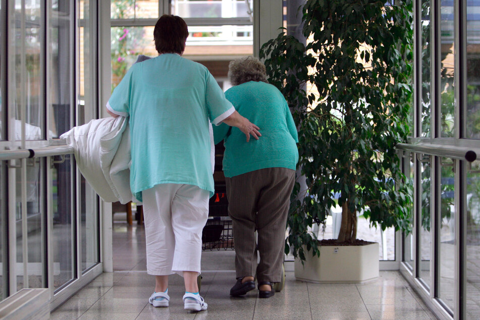 Eine Altenpflegerin kümmert sich in einem Heim um eine Seniorin. In Sachsen sind zahlreiche Stellen in Pflegeheimen und bei Pflegediensten frei.