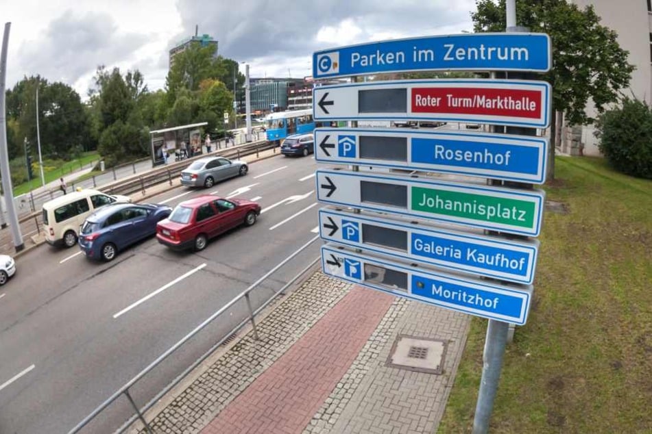 Nach 14 Jahren ist das Parkleitsystem nur noch Schrott, soll abgerissen werden. Ein Ersatz würde 850 000 Euro kosten. Geld, das weder Rathaus noch Stadtrat ausgeben wollen.
