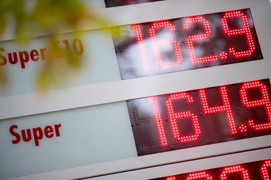An den Tankstellen kostet Benzin und Diesel momentan besonders im Südwesten deutlich mehr als üblich.