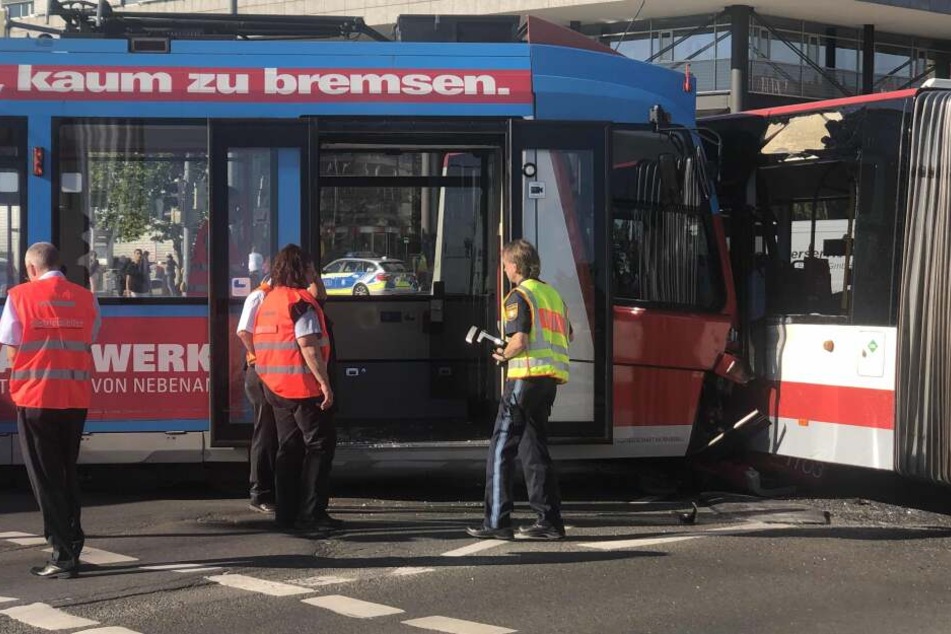 Die Polizei ermittelt vor Ort, wie es zu dem Unfall kommen konnte.