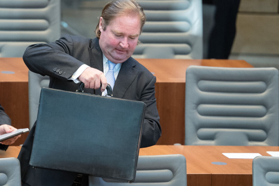 Bei den Summen hat NRW-Finanzminister Lutz Lienenkämper (CDU) schwer zu schleppen.