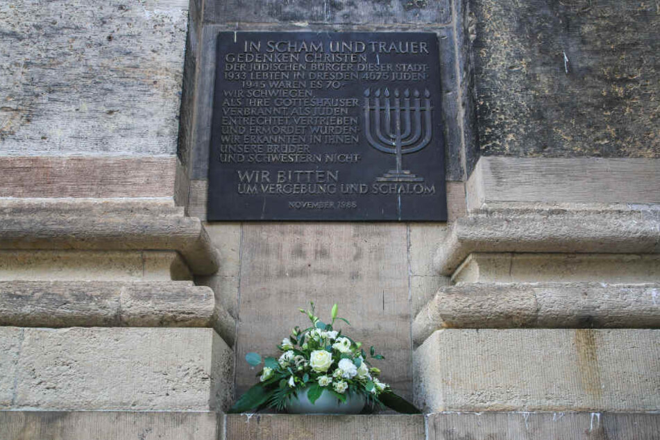 Das Andenken wird auch über diese Gedenktafel an der Kreuzkirche gewahrt.