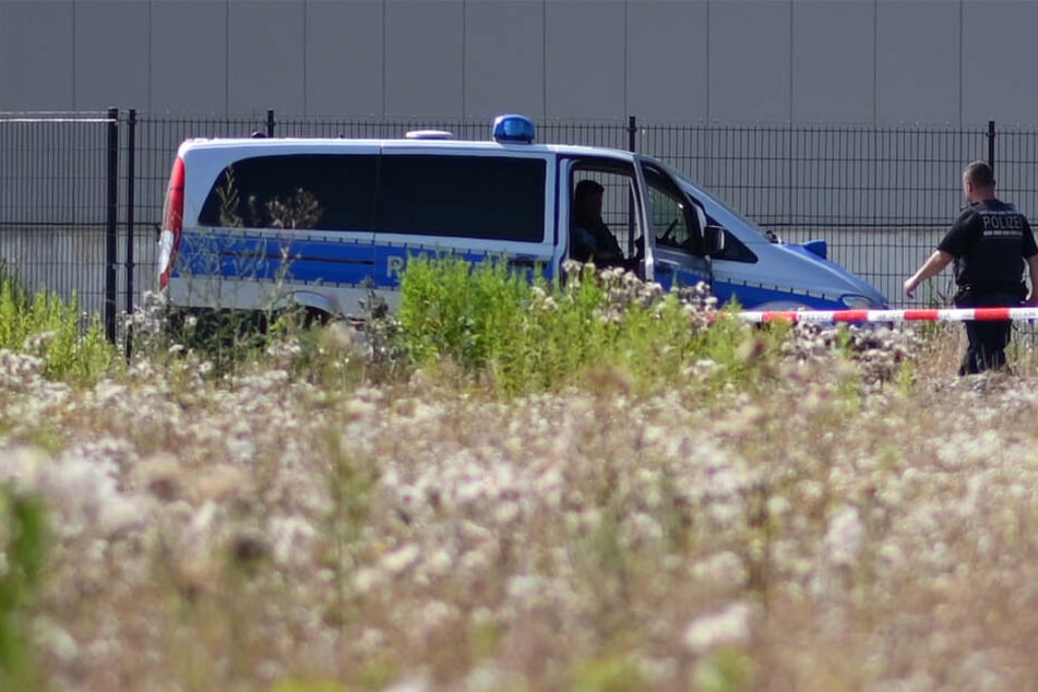 Polizisten vor Ort im Industriegebiet Haid in Freiburg im Juli.