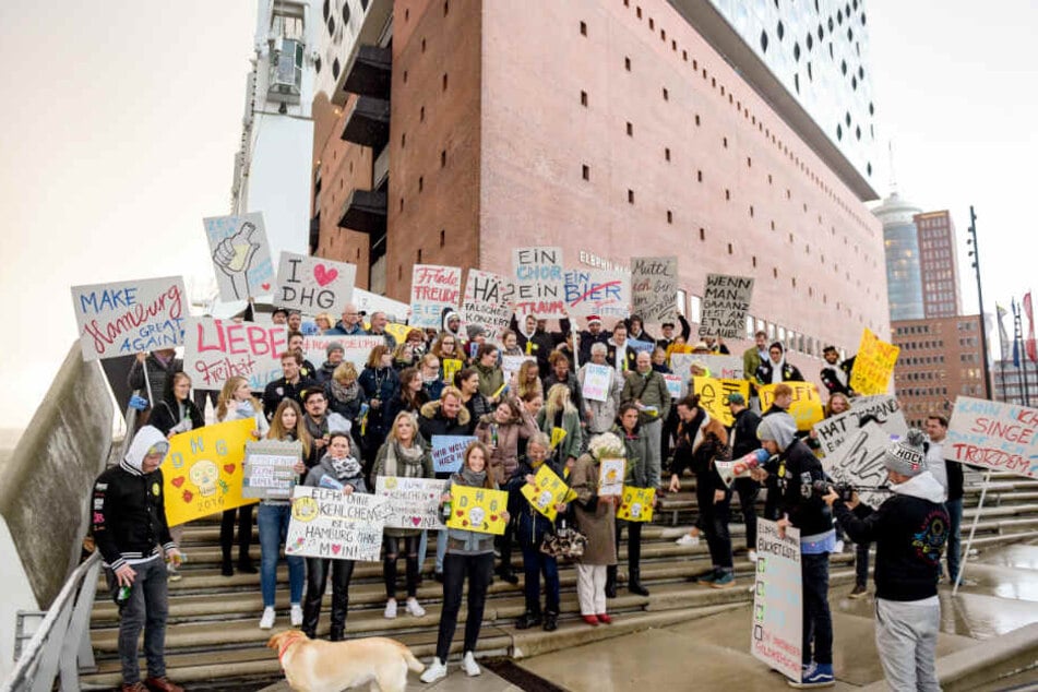 Die Hamburger Goldkehlchen wollen in der Elbphilharmonie singen und haben dazu Unterstützung von Fans bekommen, die gemeinsam mit ihnen demonstrieren.