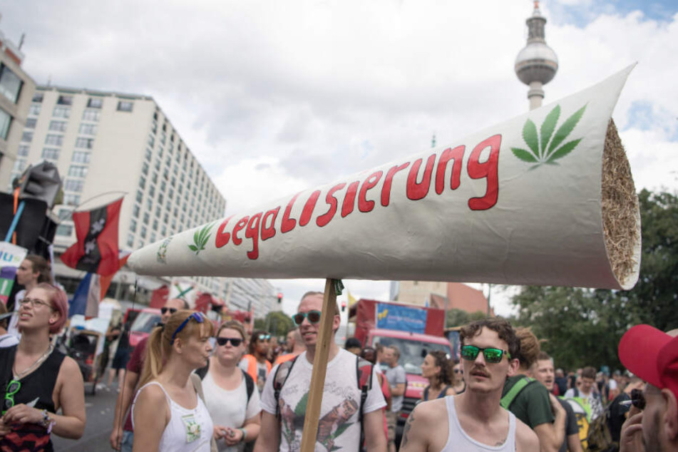 Bei einer Demonstration in Berlin fordern Teilnehmer mit einem riesigen Fake-Joint die Legalisierung.