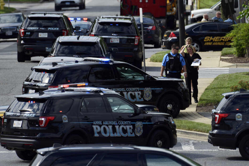 Polizisten sichern die Umgebung des Gebäudes der Zeitung "Capital Gazette".