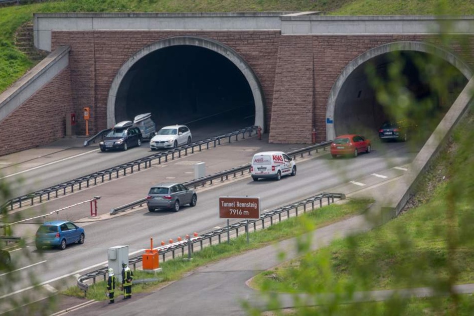 Rein fuhren sie noch gemeinsam, aus dem Tunnel kamen nur Vater und Sohn.