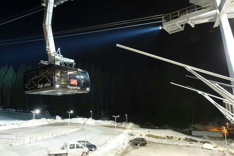 82 Menschen saßen nach einem Stromausfall in einer Gondel fest.