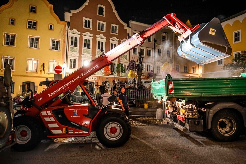 Rettungskräfte von Katastrophenschutz und Feuerwehr haben vor Ort alles versucht, um die Männer zu retten.