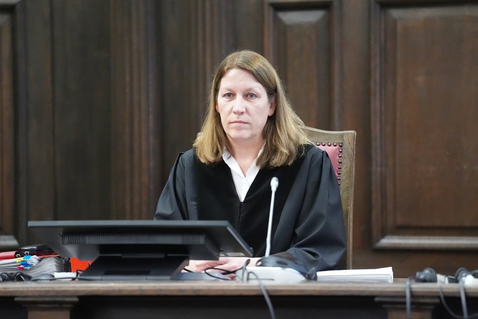 Die vorsitzende Richterin Isabel Hildebrandt befragt am Dienstag zwei ehemalige Mitarbeiter des "Grand Elysée"-Hotel.