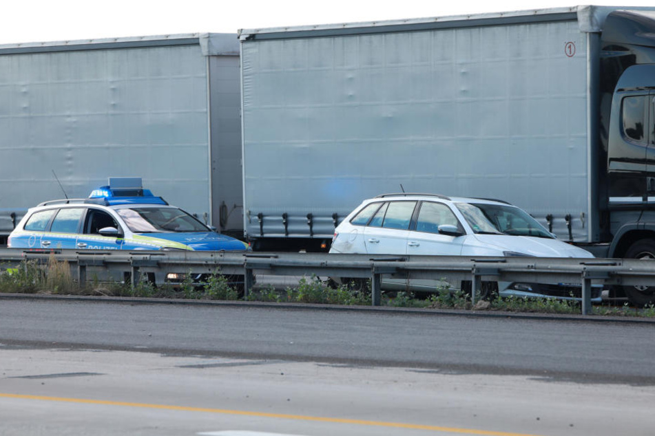 Der Skoda touchierte die Leitplanke, der Verkehr musste an der Unfallstelle vorbeigeleitet werden.