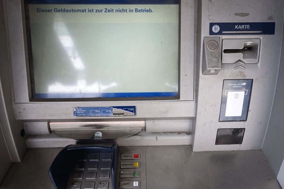 Der Automat gab die Karte nicht zurück, daraufhin bekam er den Zorn des Kunden zu spüren (Symbolbild).
