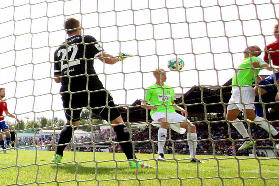 Vier Gegentore musste der CFC in Unterhaching schlucken. Hier das zweite - ein Eigentor von Tom Scheffel.