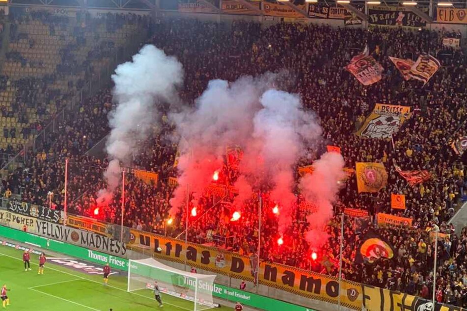 Die Pyro der Fans vor dem Spiel.