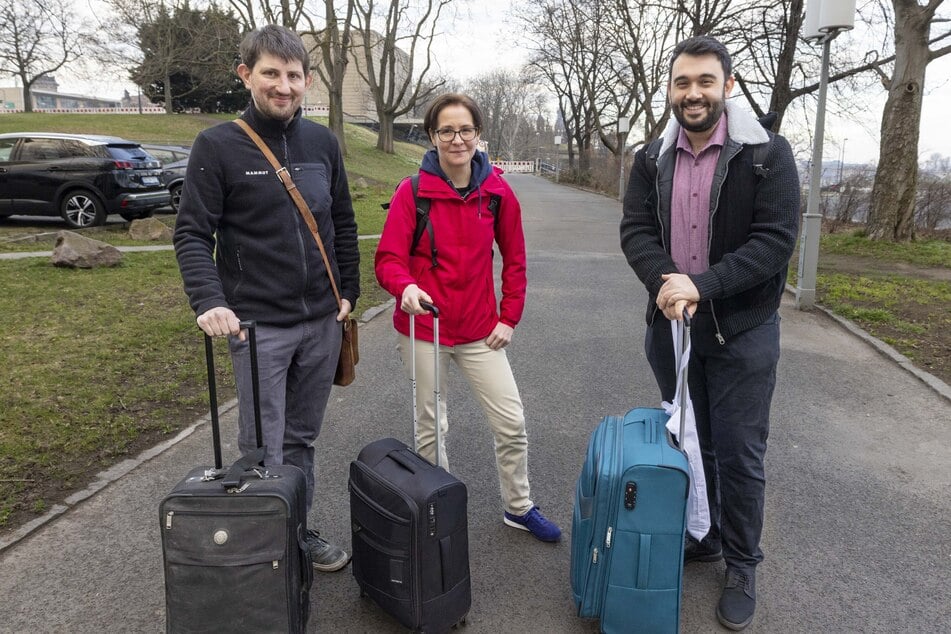 Dominik Dorsel (37), Bianca Watzka und Deniz Senel (25) auf dem Weg in die Notunterkunft.