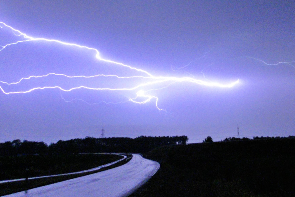 Mehrere Blitze erhellen in Südbrandenburg nahe der A10 die Nacht.