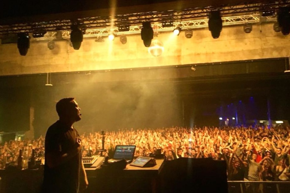 Vor Tausenden spielt Fritz Kalkbrenner jedes Wochenende, weltweit ist er unterwegs.