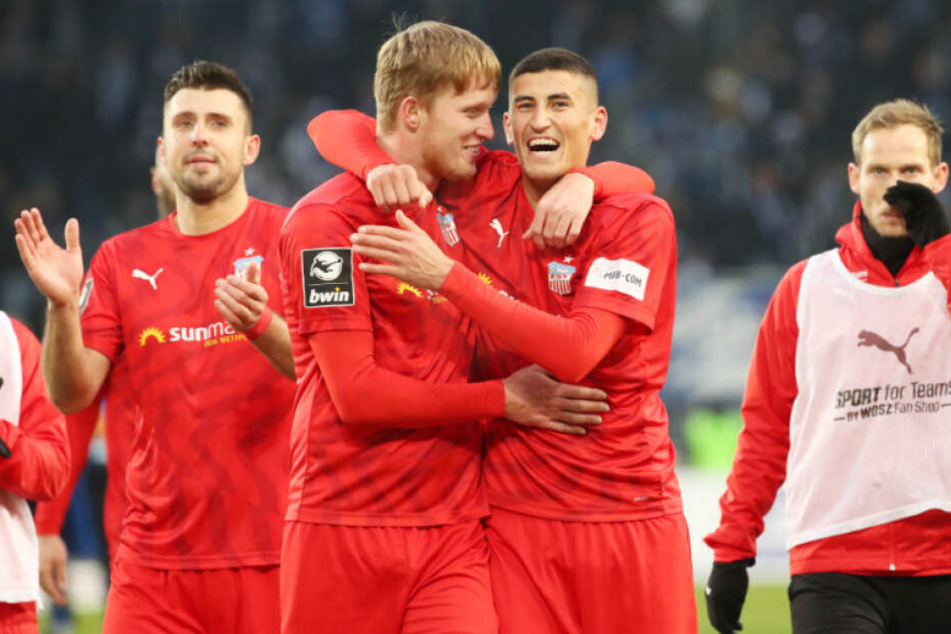 Die FSV-Mannschaft feierte in Magdeburg ausgelassen den Auswärtssieg.