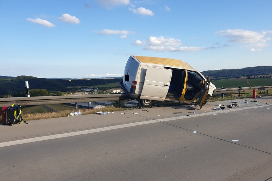 Der VW-Kleintransporter blieb auf der Schutzplanke stehen.