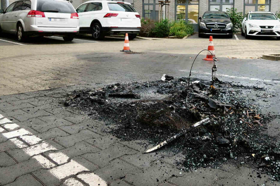 Hier im Innenhof der Leipziger Telekomzentrale zündeten die Brandstifter zwei Firmenwagen an.