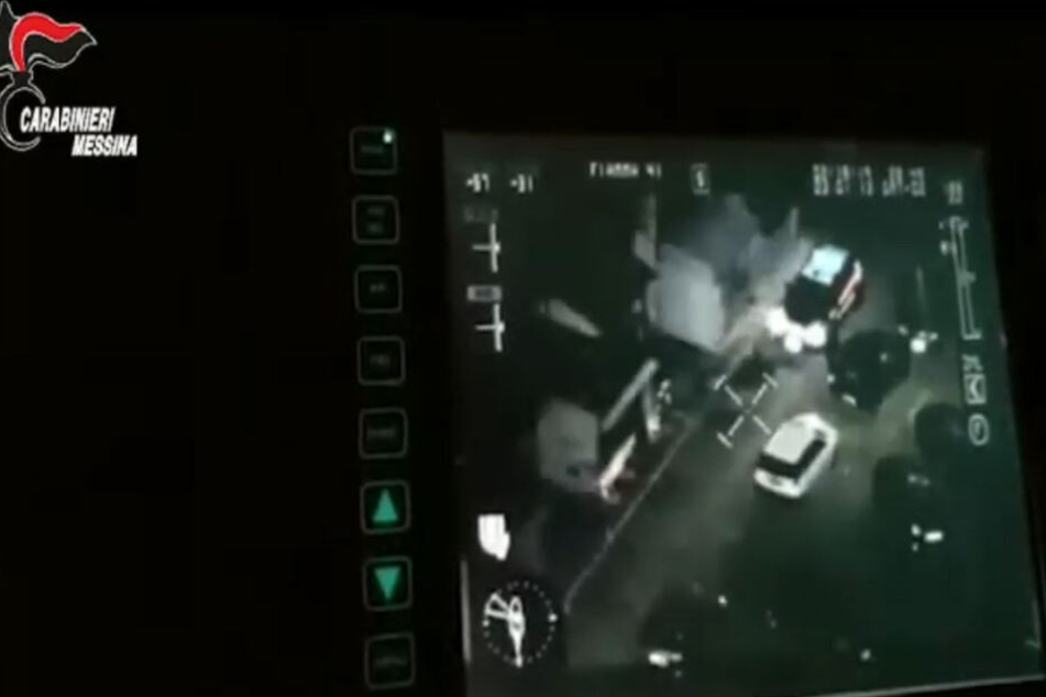 Aufnahmen einer Nachtbildkamera zeigen den Polizeieinsatz auf der italienischen Mittelmeerinsel Sizilien (Standbild aus einem Video).