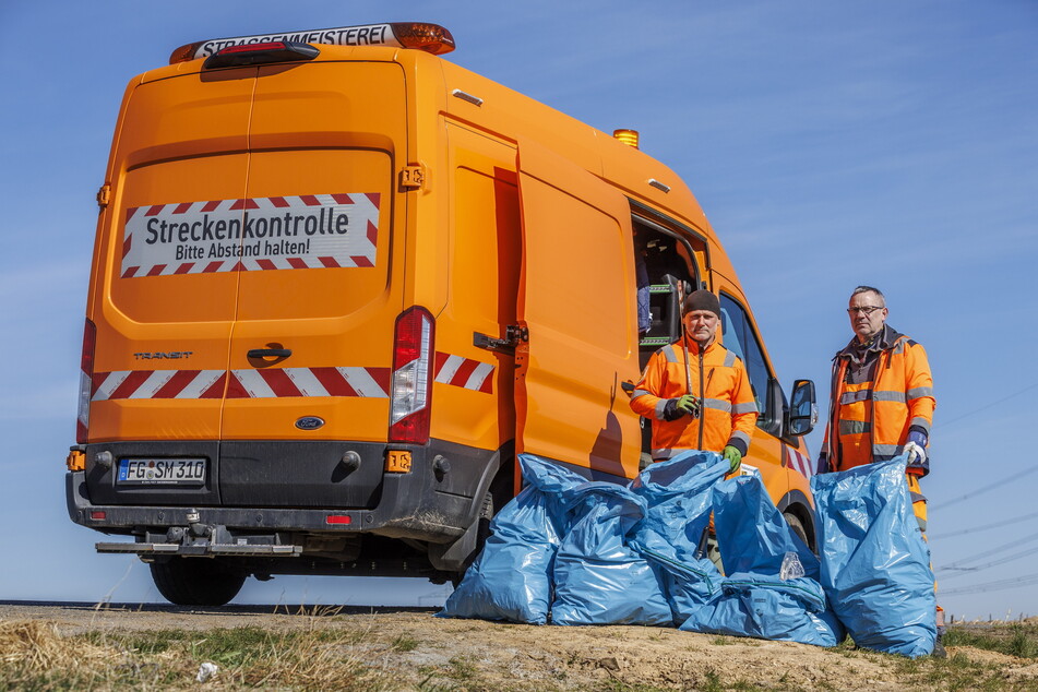 Beute eines einzigen Vormittages: sieben gut gefüllte blaue Säcke voller Müll. André Wolf (54, l.) und Jörg Herbst (60) von der Straßenmeisterei Döbeln sind als Saubermänner der Straßen im Einsatz.