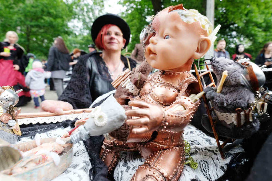 Ja, auch Puppen werden extra fürs WGT zurecht gemacht.