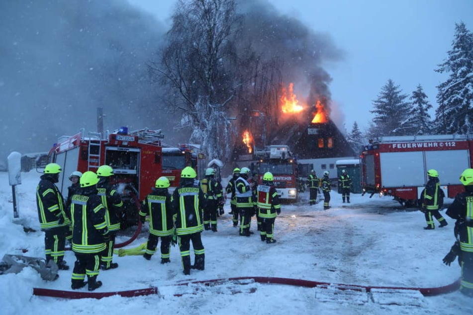 Dutzende Feuerwehrleute sind im Einsatz.