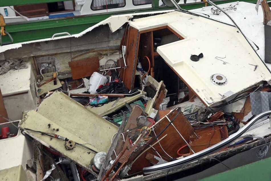 Das durch die Explosion zerstörte Sportboot im Hafen.