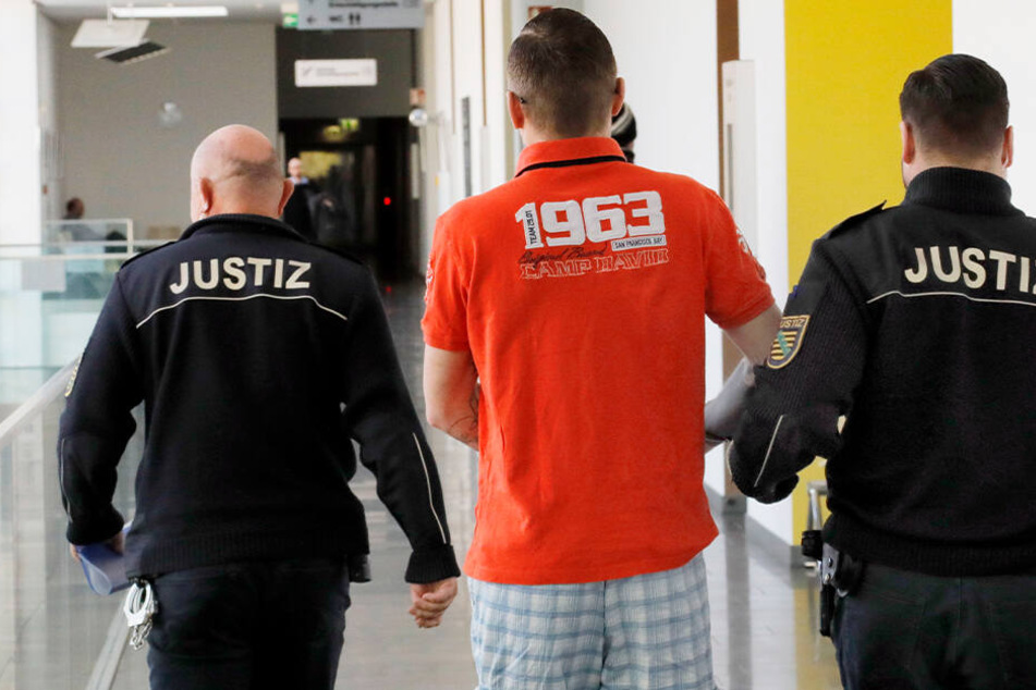 Der Angeklagte wird durch das Amtsgericht geführt.