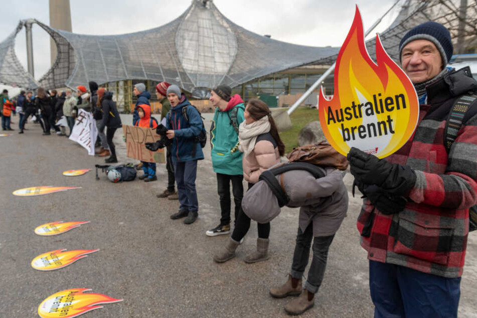 Klimaaktivisten empfangen die Teilnehmer der Hauptversammlung in München.