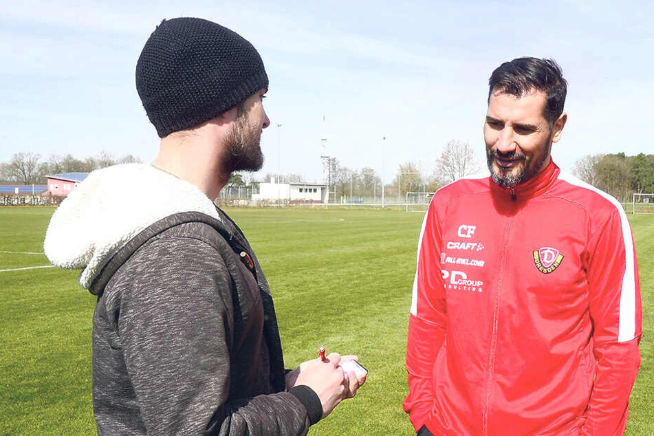 Dynamo-Trainer Cristian Fiel (r.) im Gespräch mit Morgenpost-Reporter Tom Jacob.