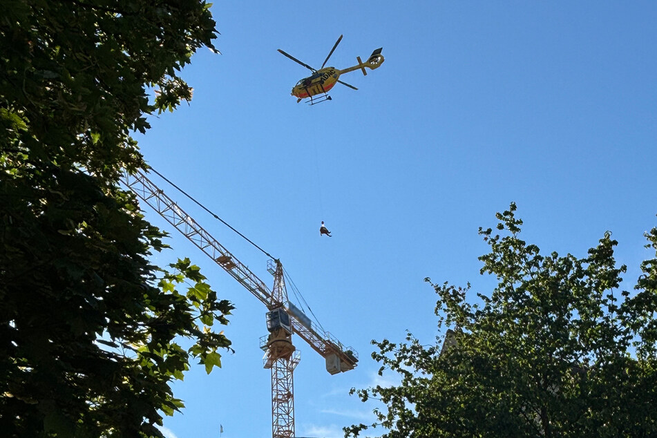 Mithilfe des Rettungshubschraubers konnte der Kranführer schlussendlich auch aus seiner misslichen Lage gerettet werden.