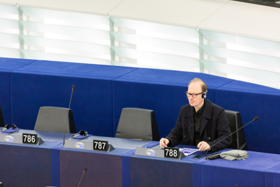 Martin Sonneborn (Die Partei) während einer Abstimmung im Plenarsaal des Europäischen Parlaments in Straßburg.