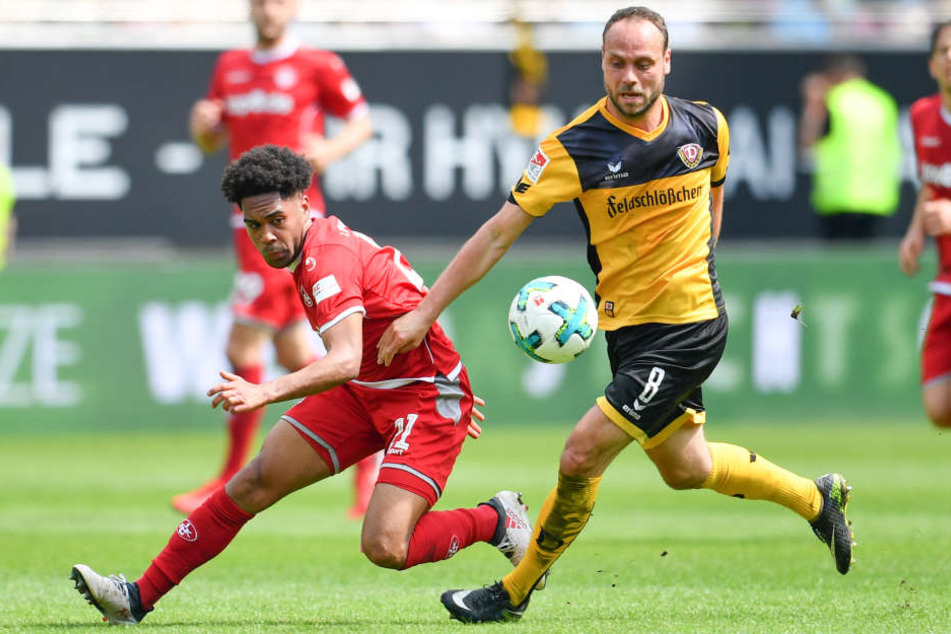 Kaiserslauterns Phillipp Mwene (l) und Dresdens Rico Benatelli versuchen an den Ball zu kommen.