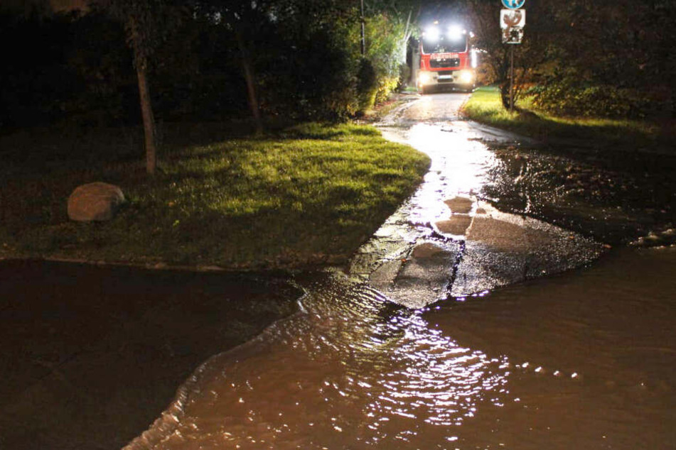 Am Sonntagabend trat Wasser aus einer Leitung in Leipzig-Großzschocher aus
