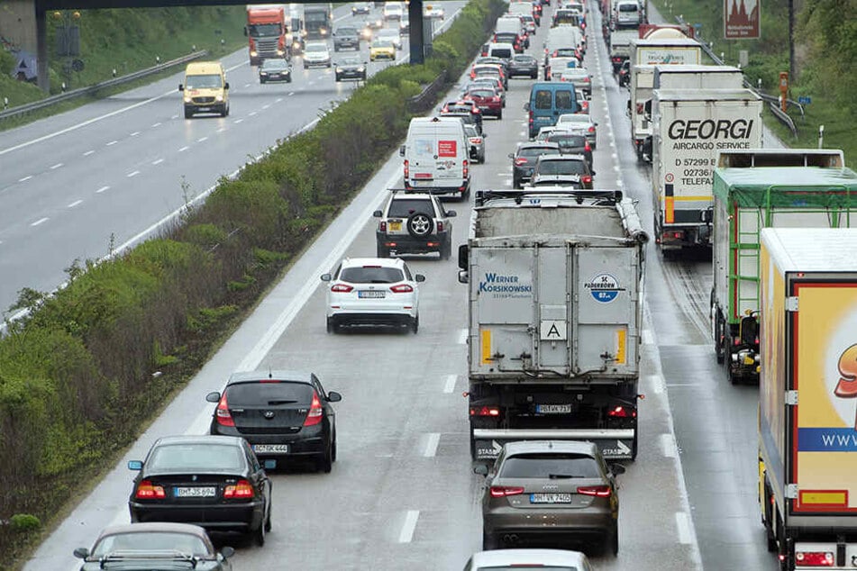Autofahrer müssen sich auf der A4 auf einen langen Stau einstellen. (Symbolbild)