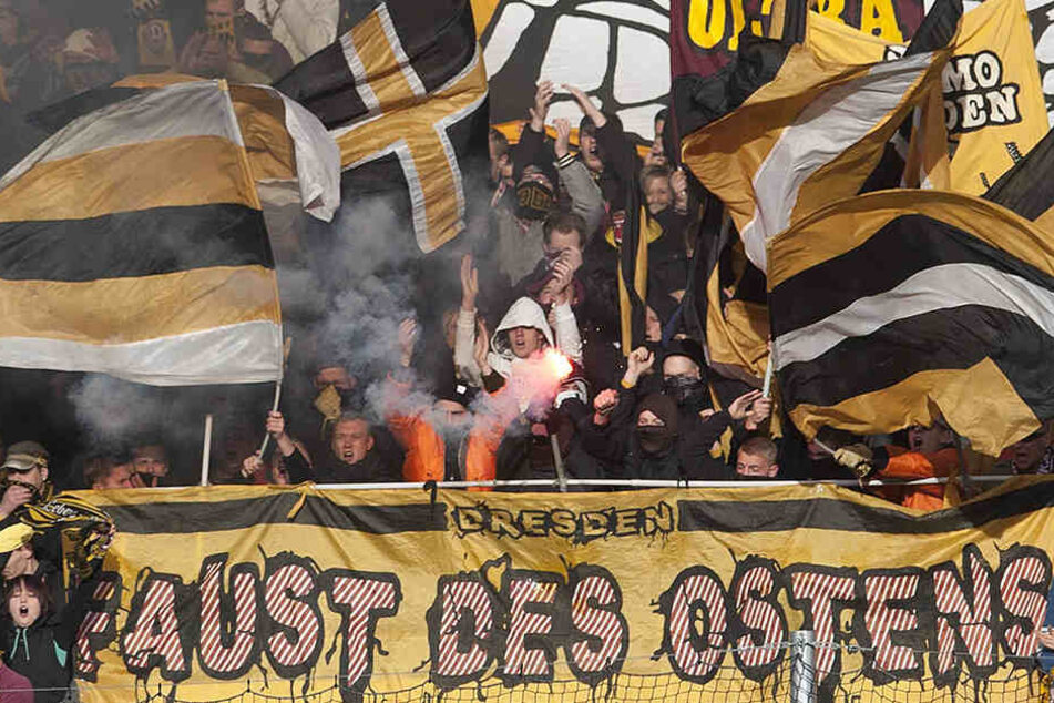 Machten mit reichlich Randale und Bengalos im Stadion auf sich aufmerksam: Die Mitglieder der Faust des Ostens.