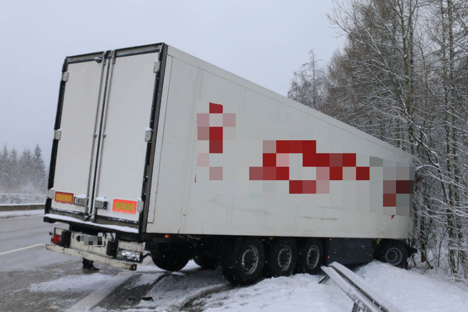 Auf der glatten Straße kam der Lkw ins Rutschen.