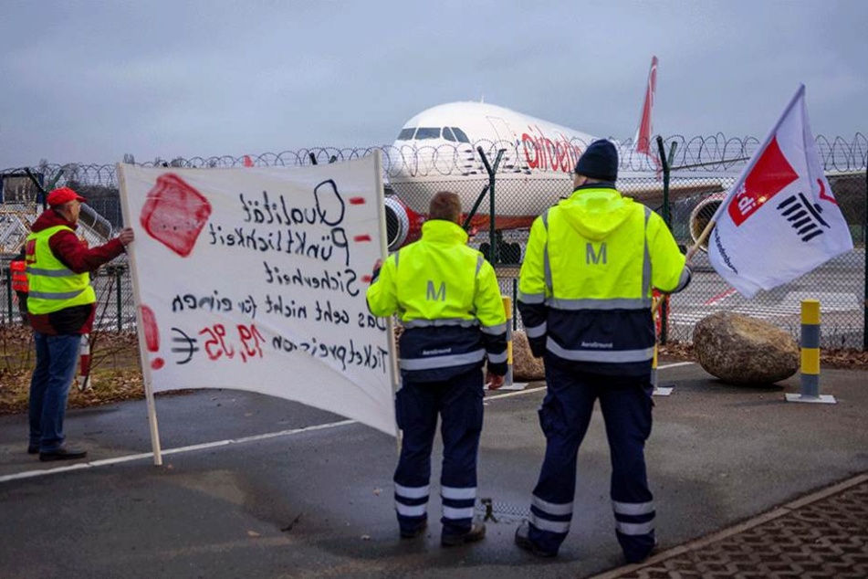 Streikende stehen am 10. März 2016 am Rollfeld des Flughafen Tegel.