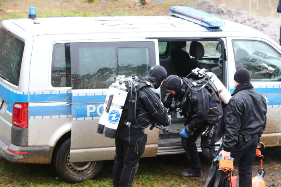 Taucher der Polizei machten sich für ihren Einsatz bereit. (Symbolfoto)