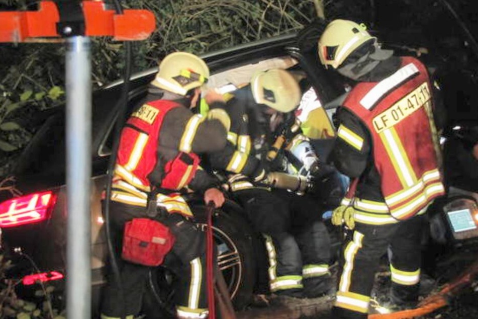 Die Feuerwehr befreite das Unfallopfer aus seinem Autowrack.