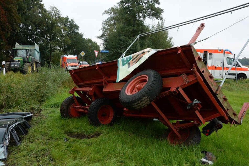 Das Auto wurde auf eine Wiese und gegen einen Werbeaufsteller geschleudert.