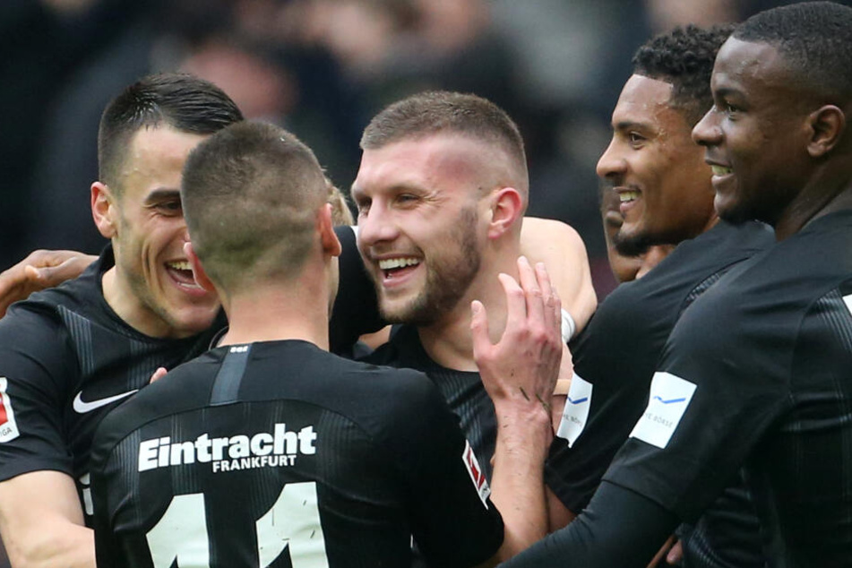 Die Eintracht bejubelt den 1:0 Führungstreffer. Mittendrin: Ante Rebic, der den Freistoß von Filip Kostic mit dem Kopf abfälschte. (zentral im Bild)